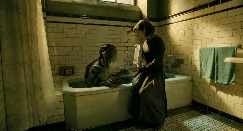 Imagen de la película 'La forma del agua'. Se ve a Elisa y al monstruo compartiendo un momento íntimo en una bañera.