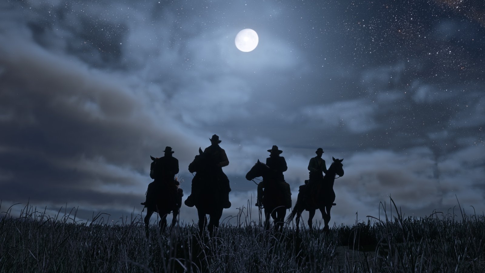 Imagen del videojuego Red Dead Redemption 2. Se ven las siluetas de un grupo de vaqueros sobre una pradera iluminada por la luz de la luna llena.