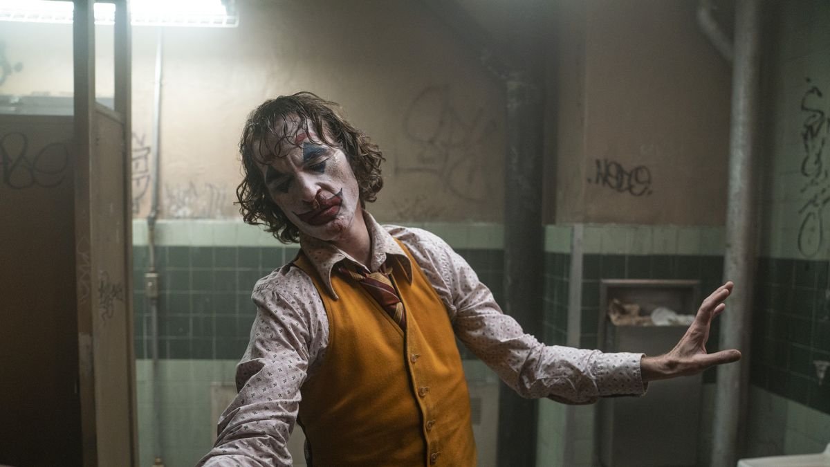 El Joker danzando en el baño de una estación de tren