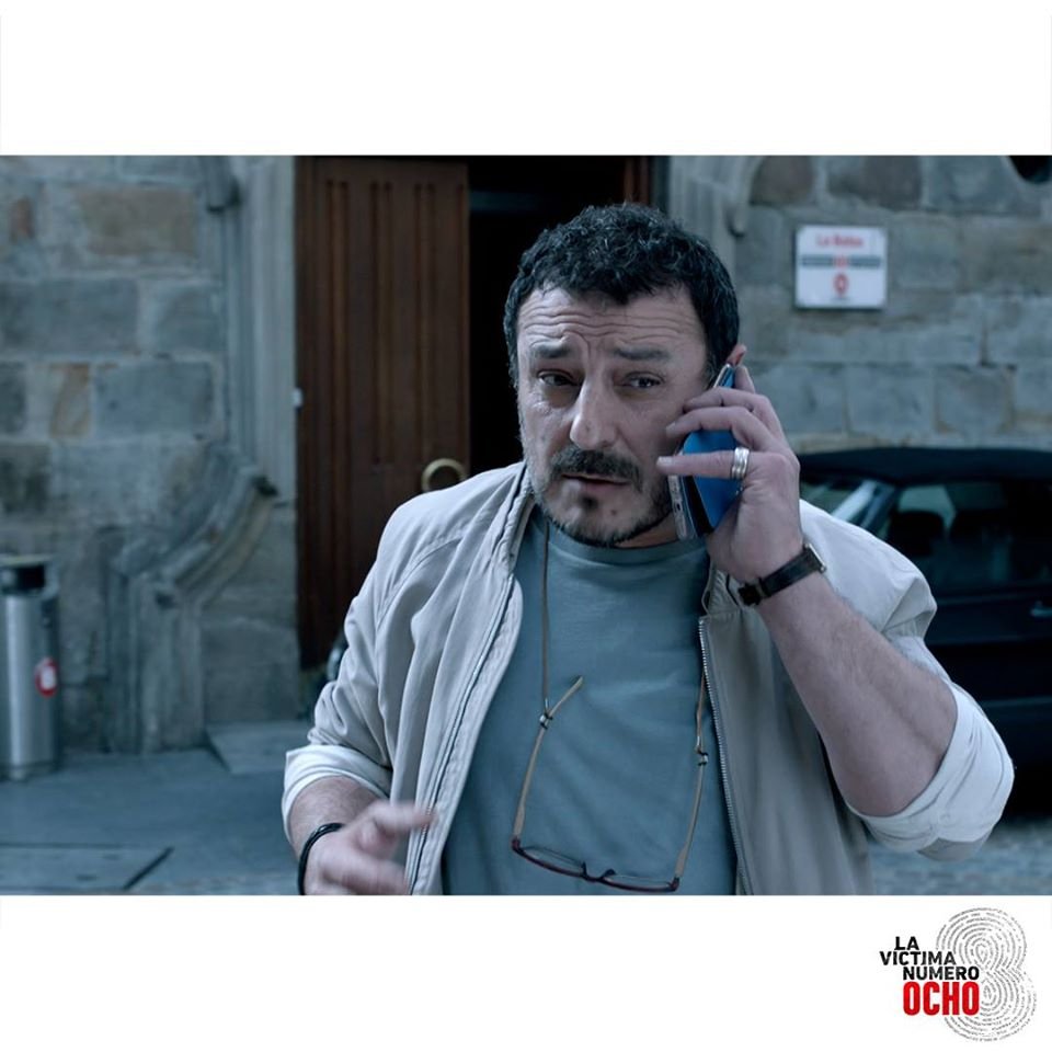 Marcial Álvarez como Juan Echevarría "Eche" , un periodista contradictorio y arriesgado en la serie española.