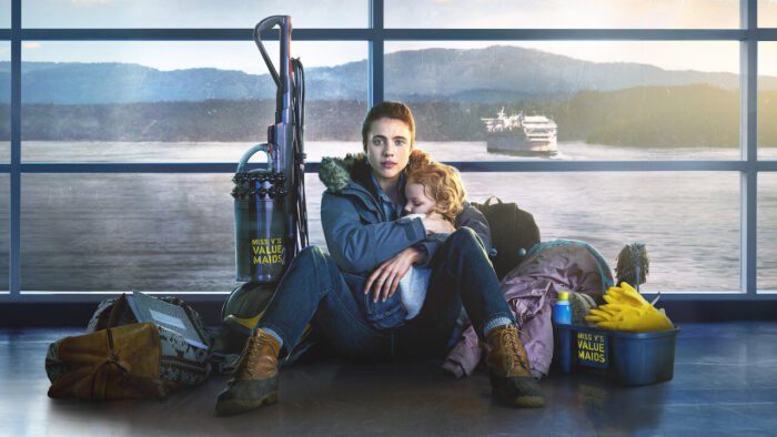 Imagen de Maid: en ella Alex está con su niña Maddy de dos años en la estación. Las dos en el piso junto a los implementos de aseo. 
