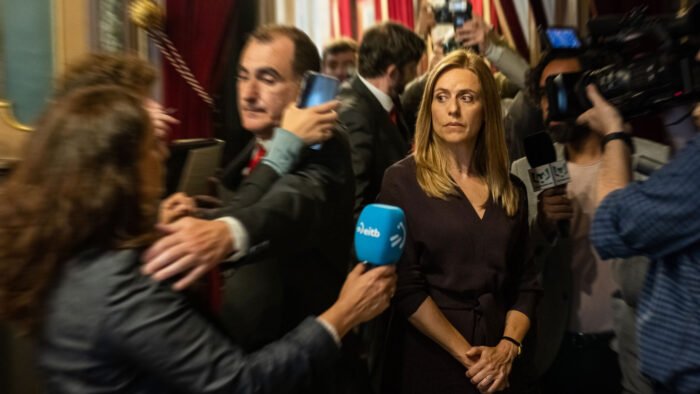 Imagen: "Intimidad" - Malen mira a la prensa acosándola después de sufrir violencia digital, un video íntimo fue revelado. 