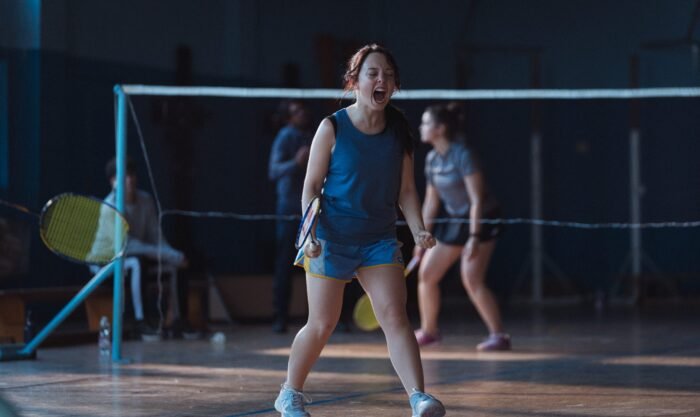Yakarta, imagen de Mar jugando bádminton. La protagonista está gritando en la cancha. 
